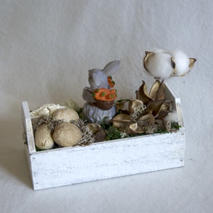 Nyuszis húsvéti asztaldísz füles ládikában - ünnepi díszek, dekorációk - húsvéti díszek és dekorációk - húsvéti asztaldíszek - Meska.hu