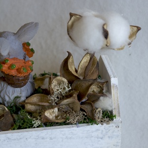 Nyuszis húsvéti asztaldísz füles ládikában - ünnepi díszek, dekorációk - húsvéti díszek és dekorációk - húsvéti asztaldíszek - Meska.hu