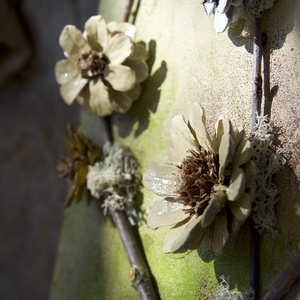 Tavaszi-húsvéti fali/ajtódísz tobozvirágokkal - ünnepi díszek, dekorációk - húsvéti díszek és dekorációk - húsvéti ajtódísz, kopogtató - Meska.hu