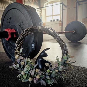 Nyújtó nyúl - tavaszi ablak-, ajtódísz - ünnepi díszek, dekorációk - húsvéti díszek és dekorációk - húsvéti ajtódísz, kopogtató - Meska.hu