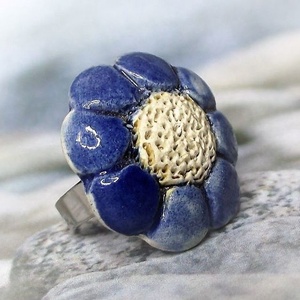 Flóra - Illatosítható nagy kék virágos kerámiagyűrű - Aromagyűrű - Különleges ajándék illóolajokat kedvelő hölgyeknek, Ékszer, Gyűrű, Szoliter gyűrű, Ékszerkészítés, Kerámia, Meska
