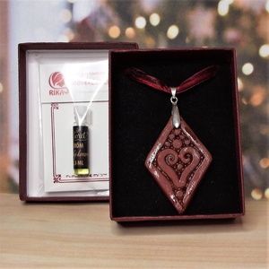 Aroma nyaklánc rombusz alakú illatosítható kerámia medállal díszdobozban ajándék illóolajjal - Meska.hu
