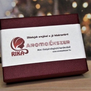 AUTÓ ILLATOSÍTÓ - KULCSTARTÓ - LAKÁSILLATOSÍTÓ Aromaterápiás kerámia medállal Ajándék férfiaknak  - táska & tok - kulcstartó & táskadísz - kulcstartó - Meska.hu