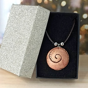 Aromanyaklánc illatosítható spirál motívumos kerámiamedállal díszdobozban ajándék illóolajjal - ékszer - nyaklánc - medálos nyaklánc - Meska.hu