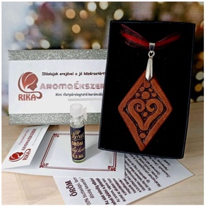 Aroma nyaklánc rombusz alakú illatosítható kerámia medállal díszdobozban ajándék illóolajjal, Ékszer, Nyaklánc, Medál, Kerámia, Ékszerkészítés, Meska