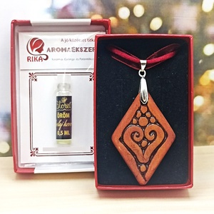 Aroma nyaklánc rombusz alakú illatosítható kerámia medállal díszdobozban ajándék illóolajjal - ékszer - nyaklánc - medálos nyaklánc - Meska.hu