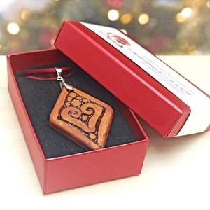 Aroma nyaklánc rombusz alakú illatosítható kerámia medállal díszdobozban ajándék illóolajjal - ékszer - nyaklánc - medálos nyaklánc - Meska.hu