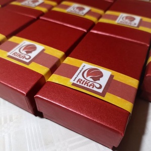 Aroma nyaklánc rombusz alakú illatosítható kerámia medállal díszdobozban ajándék illóolajjal - ékszer - nyaklánc - medál - Meska.hu