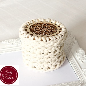 Horgolt tároló, bármitartó, ékszertartó, hajdísz tároló, fa alapú, buborék mintás, fedeles tároló, krém színű - otthon & életmód - tárolás & rendszerezés - tárolókosár - Meska.hu