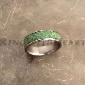 Titán vagy nemesacél gyűrű peridottal, peridot gyűrű, jegygyűrű, eljegyzési gyűrű, karácsonyi ajándék - esküvő - ékszer - karikagyűrű - Meska.hu