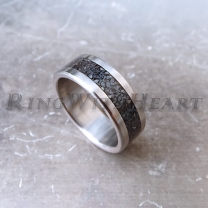 Titán vagy nemesacél gyűrű hematittal, hematit gyűrű, jegygyűrű, eljegyzési gyűrű, férfi karikagyűrű - esküvő - ékszer - karikagyűrű - Meska.hu