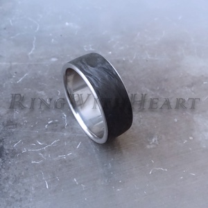 Titán vagy nemesacél gyűrű kovácsolt karbonnal, karbon gyűrű, jegygyűrű, eljegyzési gyűrű, fekete férfi karikagyűrű - esküvő - ékszer - karikagyűrű - Meska.hu