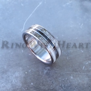 Titán vagy nemesacél gyűrű dinoszaurusz fosszíliával és aganccsal, agancs gyűrű, jegygyűrű, eljegyzés, vadász ajándék - esküvő - ékszer - karikagyűrű - Meska.hu