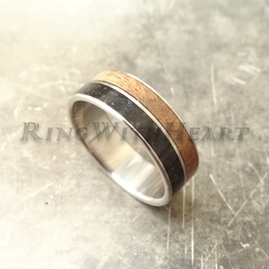 Titán vagy nemesacél gyűrű diófával és fekete turmalinnal, turmalin gyűrű, jegygyűrű, eljegyzési gyűrű, diófa gyűrű - esküvő - ékszer - karikagyűrű - Meska.hu