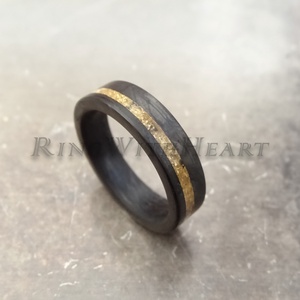 Kovácsolt karbon gyűrű 24 karátos arany fóliával, extra könnyű gyűrű, fekete jegygyűrű, eljegyzési gyűrű, antiallergén - esküvő - ékszer - karikagyűrű - Meska.hu