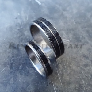 Titán vagy nemesacél gyűrűpár hematittal, hematit gyűrű, jegygyűrű, eljegyzési gyűrű, karikagyűrű - esküvő - ékszer - karikagyűrű - Meska.hu