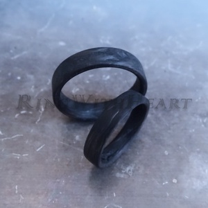 Kovácsolt karbon gyűrűpár, extra könnyű gyűrű, jegygyűrű, eljegyzési gyűrű, antiallergén gyűrű, fekete gyűrű - esküvő - ékszer - karikagyűrű - Meska.hu