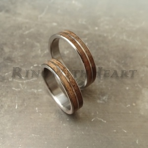 Titán vagy nemesacél gyűrűpár diófával, férfi karikagyűrű, jegygyűrű, eljegyzési gyűrű, diófa gyűrű - esküvő - ékszer - karikagyűrű - Meska.hu