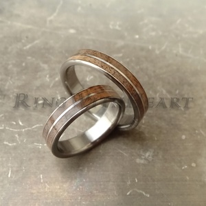 Titán vagy nemesacél gyűrűpár diófával, férfi karikagyűrű, jegygyűrű, eljegyzési gyűrű, diófa gyűrű - Meska.hu