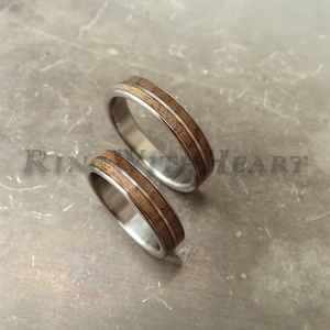 Titán vagy nemesacél gyűrűpár diófával, férfi karikagyűrű, jegygyűrű, eljegyzési gyűrű, diófa gyűrű - esküvő - ékszer - karikagyűrű - Meska.hu