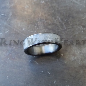 Titán vagy nemesacél gyűrű zúzott fehér gyöngyház berakással, jegygyűrű, eljegyzési gyűrű, kagylóhéj gyűrű - esküvő - ékszer - karikagyűrű - Meska.hu