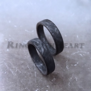 Kovácsolt karbon gyűrűpár, extra könnyű gyűrű, jegygyűrű, eljegyzési gyűrű, antiallergén gyűrű, fekete gyűrű - esküvő - ékszer - karikagyűrű - Meska.hu