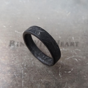 Kovácsolt karbon gyűrű, extra könnyű jegygyűrű, eljegyzési gyűrű, apák napja, antiallergén gyűrű, férfi fekete gyűrű - esküvő - ékszer - karikagyűrű - Meska.hu