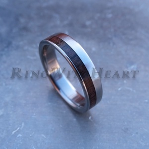 Titán vagy nemesacél gyűrű fekete dióval, férfi karikagyűrű, jegygyűrű, eljegyzési gyűrű, apák napja - esküvő - ékszer - karikagyűrű - Meska.hu