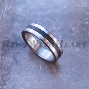 Titán vagy nemesacél gyűrű kovácsolt karbonnal, jegygyűrű, eljegyzési gyűrű, ballagási ajándék, karbon gyűrű, apák napja - esküvő - ékszer - karikagyűrű - Meska.hu