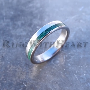 Titán vagy nemesacél gyűrű malachittal, malachit gyűrű, jegygyűrű, eljegyzési gyűrű, Valentin napi ajándék - Meska.hu