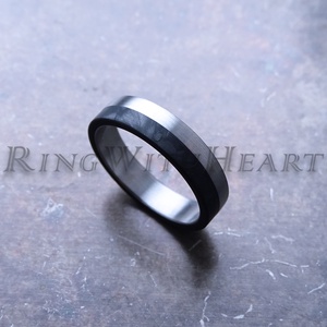 Titán vagy nemesacél gyűrű kovácsolt karbonnal, karbon gyűrű, fekete jegygyűrű, eljegyzési gyűrű, férfi karikagyűrű - Meska.hu