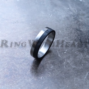 Titán vagy nemesacél gyűrű kovácsolt karbonnal, karbon gyűrű, fekete jegygyűrű, eljegyzési gyűrű, férfi karikagyűrű - esküvő - ékszer - karikagyűrű - Meska.hu