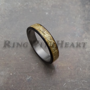Titán vagy nemesacél gyűrű kovácsolt karbonnal és 24 karátos arany fóliával, jegygyűrű, eljegyzés, ballagási ajándék - esküvő - ékszer - karikagyűrű - Meska.hu