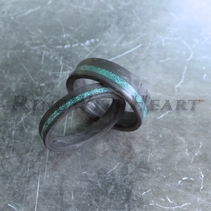 Kovácsolt karbon gyűrűpár malachittal, extra könnyű jegygyűrű, eljegyzési gyűrű, évfordulós ajándék - Meska.hu
