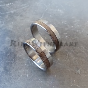 Titán vagy nemesacél gyűrűpár diófával, karikagyűrű, jegygyűrű, eljegyzési gyűrű, diófa gyűrű - esküvő - ékszer - karikagyűrű - Meska.hu