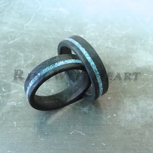 Kovácsolt karbon gyűrűpár türkizzel, extra könnyű jegygyűrű, eljegyzési gyűrű, évfordulós ajándék, türkiz gyűrű - esküvő - ékszer - karikagyűrű - Meska.hu