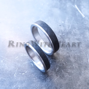 Titán vagy nemesacél gyűrűpár kovácsolt karbonnal, fekete férfi gyűrű, jegygyűrű, eljegyzési gyűrű, karbon gyűrű - esküvő - ékszer - karikagyűrű - Meska.hu