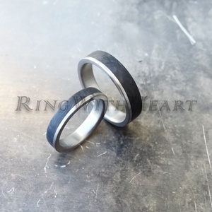 Titán vagy nemesacél gyűrűpár kovácsolt karbonnal, fekete férfi gyűrű, jegygyűrű, eljegyzési gyűrű, karbon gyűrű - Meska.hu