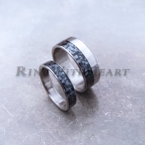 Titán vagy nemesacél gyűrűpár hematittal, hematit gyűrű, jegygyűrű, eljegyzési gyűrű, karikagyűrű, évfordulós ajándék - esküvő - ékszer - karikagyűrű - Meska.hu