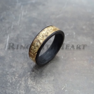 Kovácsolt karbon gyűrű 24 karátos arany fóliával, karbon gyűrű, fekete jegygyűrű, eljegyzési gyűrű, antiallergén gyűrű - esküvő - ékszer - karikagyűrű - Meska.hu