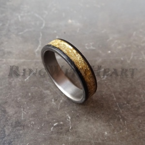 Titán vagy nemesacél gyűrű kovácsolt karbonnal és 24 karátos arany fóliával, jegygyűrű, eljegyzés, ballagási ajándék, Esküvő, Ékszer, Karikagyűrű, Ékszerkészítés, MESKA