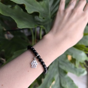 Ónix karkötő emlékőrző tappancs medállal - ékszer - karkötő - ásványkarkötő - Meska.hu