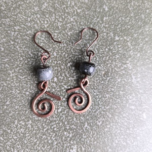 Vörösréz fülbevaló fekete kerámia gyönggyel - ékszer - fülbevaló - lógó fülbevaló - Meska.hu