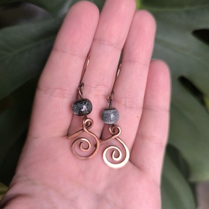 Vörösréz fülbevaló fekete kerámia gyönggyel - ékszer - fülbevaló - lógó fülbevaló - Meska.hu