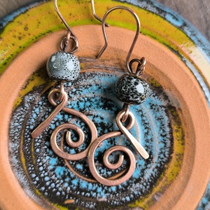 Vörösréz fülbevaló fekete kerámia gyönggyel - Meska.hu