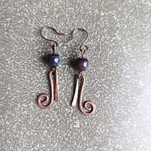 Vörösréz fülbevaló sötétkék kerámia gyönggyel - ékszer - fülbevaló - lógó fülbevaló - Meska.hu
