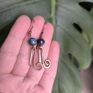 Vörösréz fülbevaló sötétkék kerámia gyönggyel - ékszer - fülbevaló - lógó fülbevaló - Meska.hu