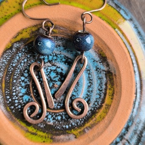 Vörösréz fülbevaló sötétkék kerámia gyönggyel - Meska.hu