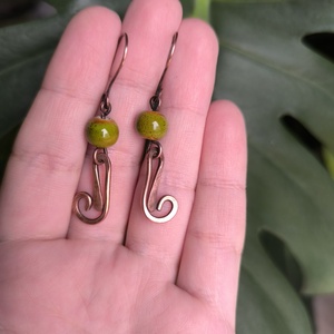 Vörösréz fülbevaló zöld kerámia gyönggyel - ékszer - fülbevaló - lógó fülbevaló - Meska.hu