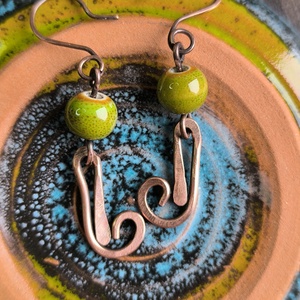 Vörösréz fülbevaló zöld kerámia gyönggyel - Meska.hu